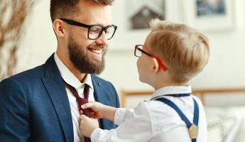 Sohn bindet Vater Krawatte